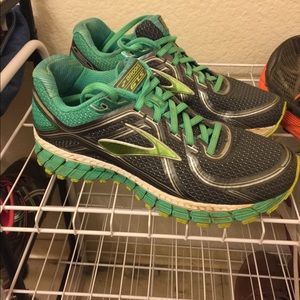 Women’s Brooks Running Shoes- Sz 8